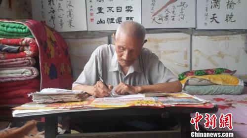 河北92岁老人创作近百首诗歌追忆抗日英烈