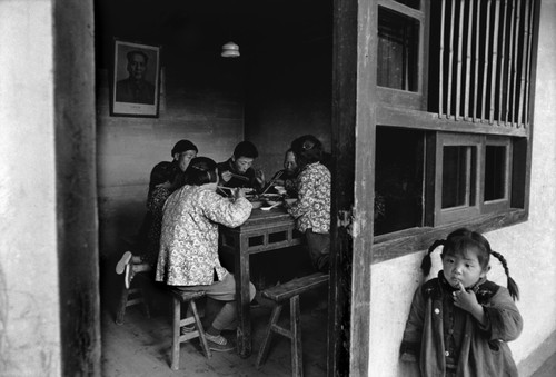 1964年，距离上海40公里处的人民公社，一家人正在毛泽东像下吃饭。
