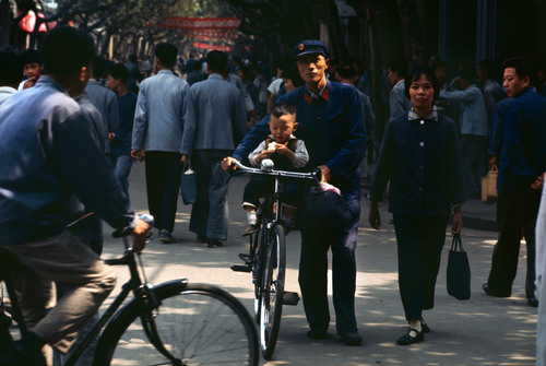 1973年 王府井商业街，北京， 摄影Bruno Barbey