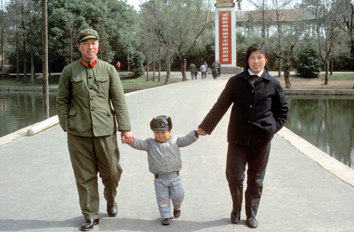 1979年军人与妻子、孩子度假 武汉， 摄影Eve Arnold