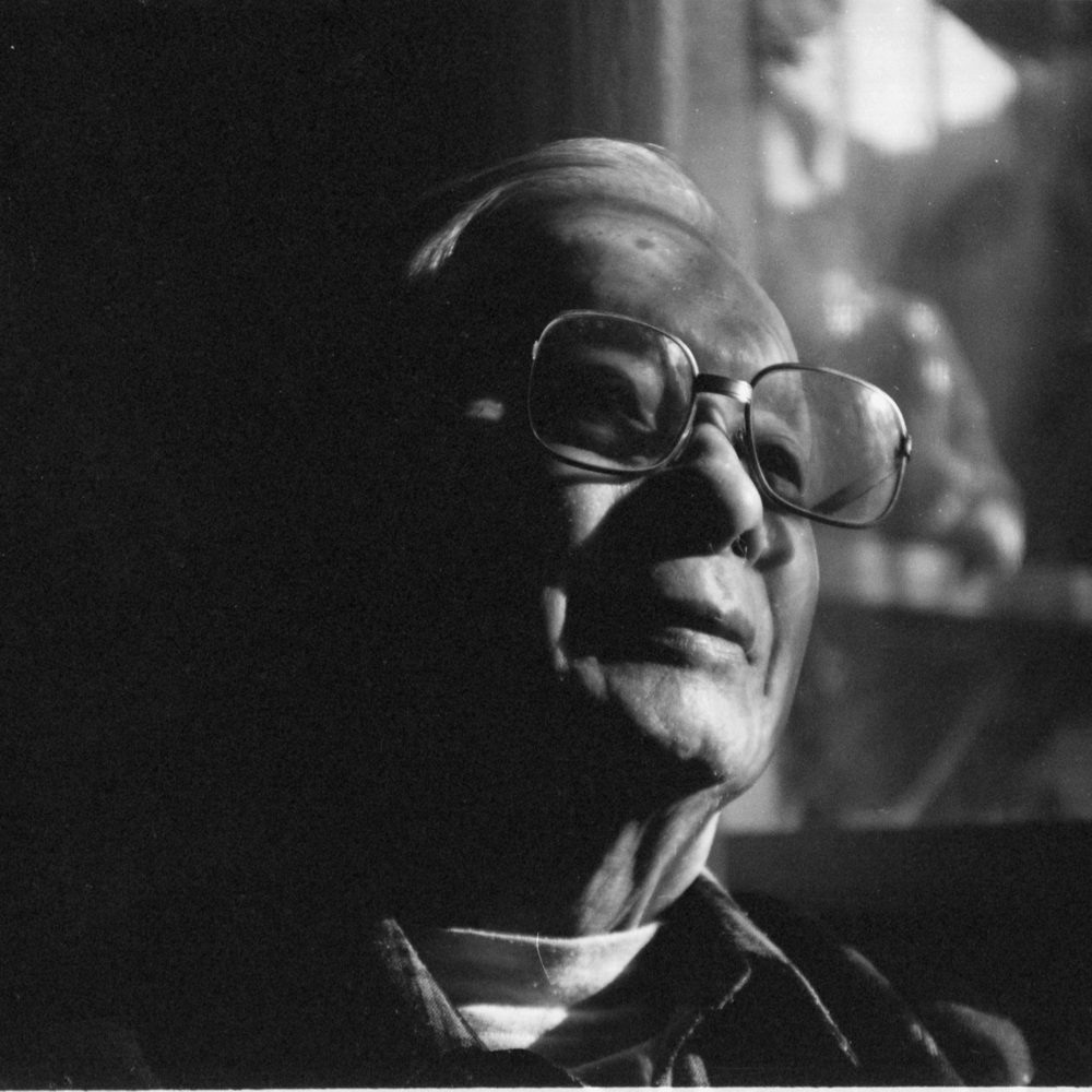 晏明（1920.12—2006.9），本名郭灿之，湖北云梦人，诗人、编辑家。著有诗集《三月的夜》、《收割的日子》、《北京抒情诗》、《春天的竖琴》等。
