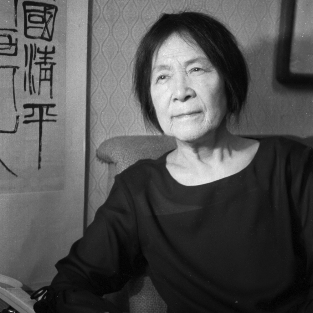 灰娃（1927—）,原名理召，祖籍陕西临潼。诗人,2000年其诗集获人民文学出版社50周年纪念之“专家提名奖”。代表作有诗集《山鬼故家》。