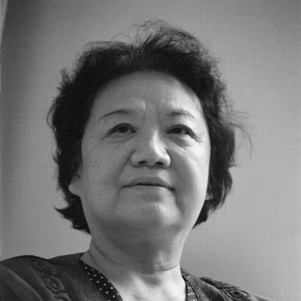 柯岩（1929.7—2011.12），原名冯恺，河南郑州人，作家、女诗人、中国作家协会第六、七、八届全国委员会名誉委员。代表作品《周总理，你在哪里？》、《种子的梦》、《奇异的书简》等。
