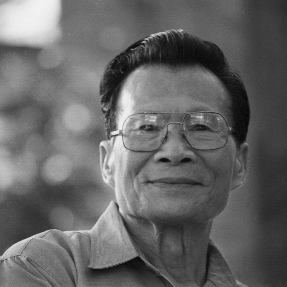 西彤(澳大利亚)（1930—），笔名栖桐、曦虹、严炽、丹谷。广西恭城人。诗人,《诗世界》编委及主编之一。著有诗集《心灵的彩翼》、《春的魅力》、《痴情的追求》、《爱泉》等。
