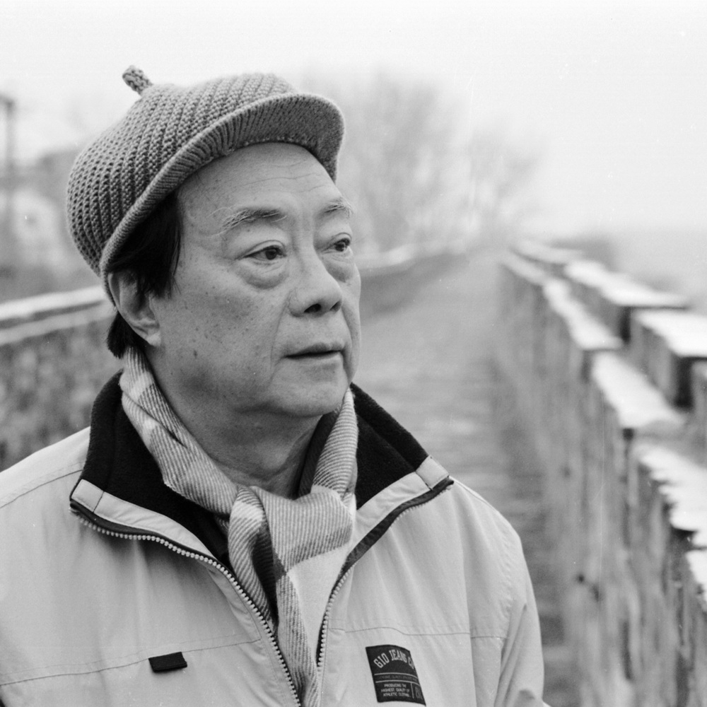 岭南人(泰国)（1931—），本名符绩忠。泰国汉语新诗人，祖籍海南文昌。著有诗集《结》、《我是一片云》、《岭南人短诗选》等。