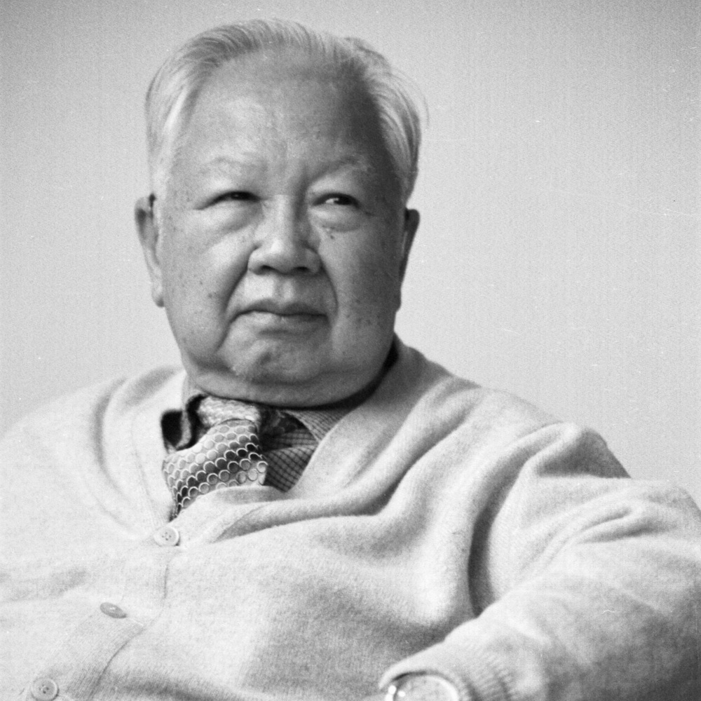 犁青(香港)（1933—），原名李福源，后改名谢聪明，福建安溪人。1995年，犁青荣获“国际金桂冠诗人”称号和“希腊诗神飞马奖”，代表作《我等你来，你来青春就来——写在梅花绢上》等。
