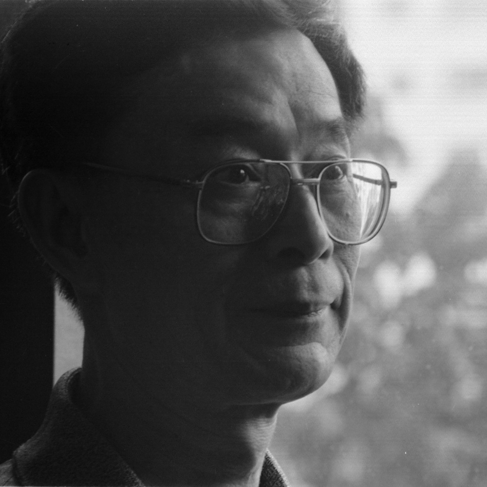 非马（美国）（1936—）,本名马为义。原籍广东，生于台湾。美籍科技工作者、诗人、艺术家。著有诗集《非马诗选》等，曾获“吴浊流文学奖”、“笠诗创作奖”及世界诗人英文诗奖等。
