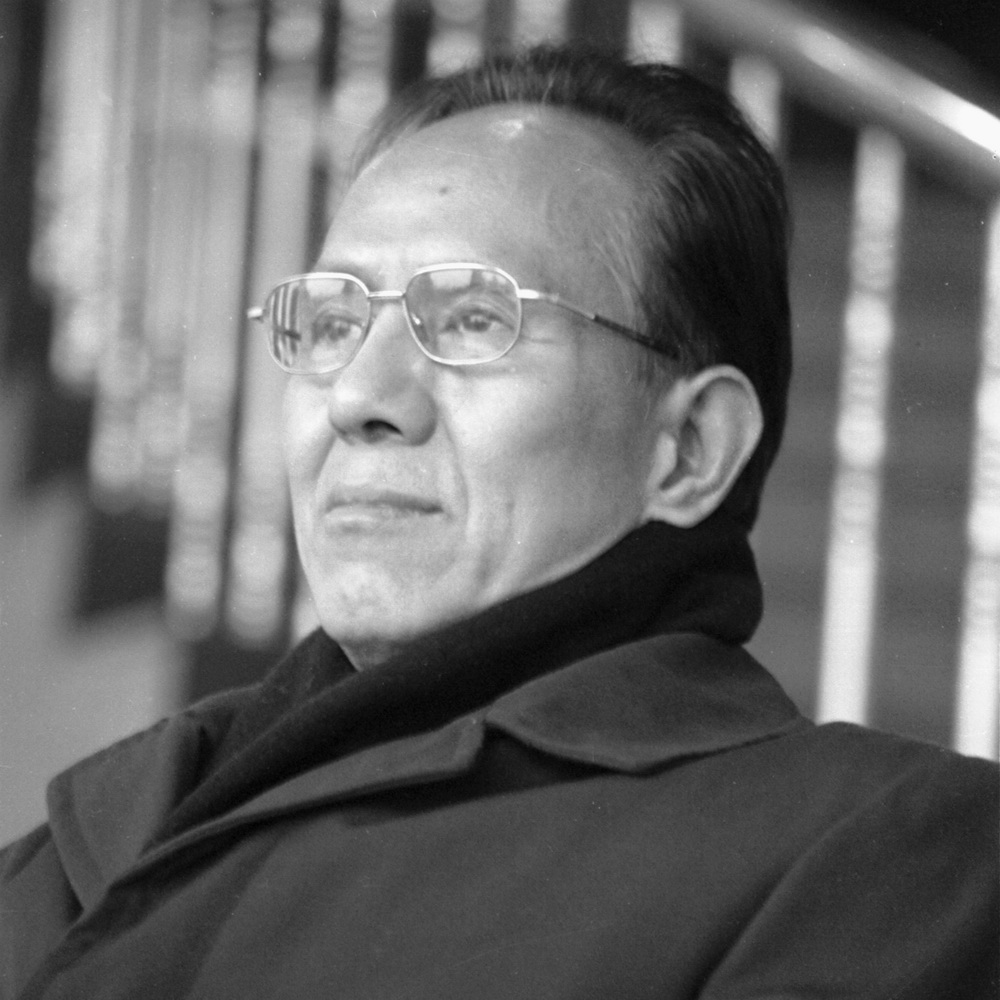刘章(1939-)，河北承德人,原名刘玺。诗人，作家，中国歌谣学会副会长、中国乡土诗人协会会长、河北诗词学会副会长等职。代表作有《刘章诗选》、《北山恋》等诗文集27部。
