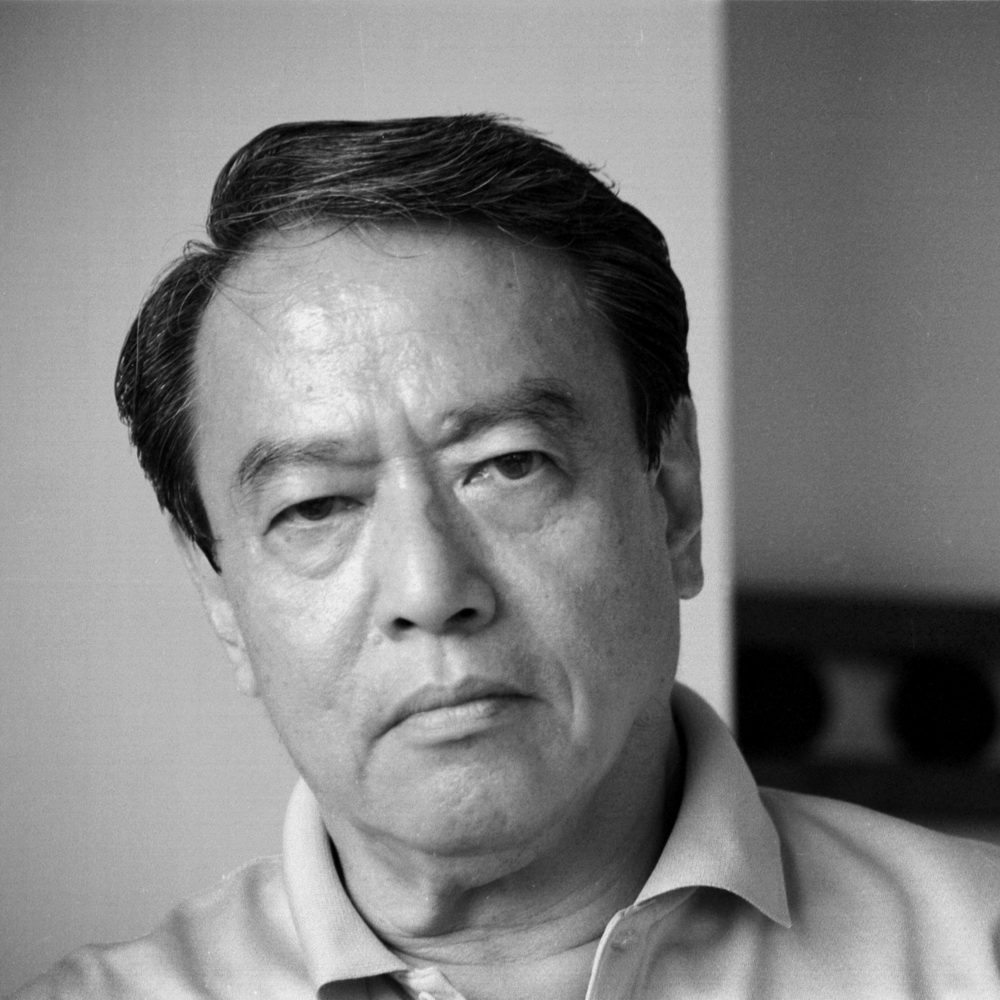 云鹤(菲律宾)（1942—），本名蓝廷骏，福建泉州人。诗人,现任菲律宾《世界日报》文艺副刊主编，菲律宾作家联盟理事。著有诗集《忧郁的五线谱》、《秋天里的春天》等。
