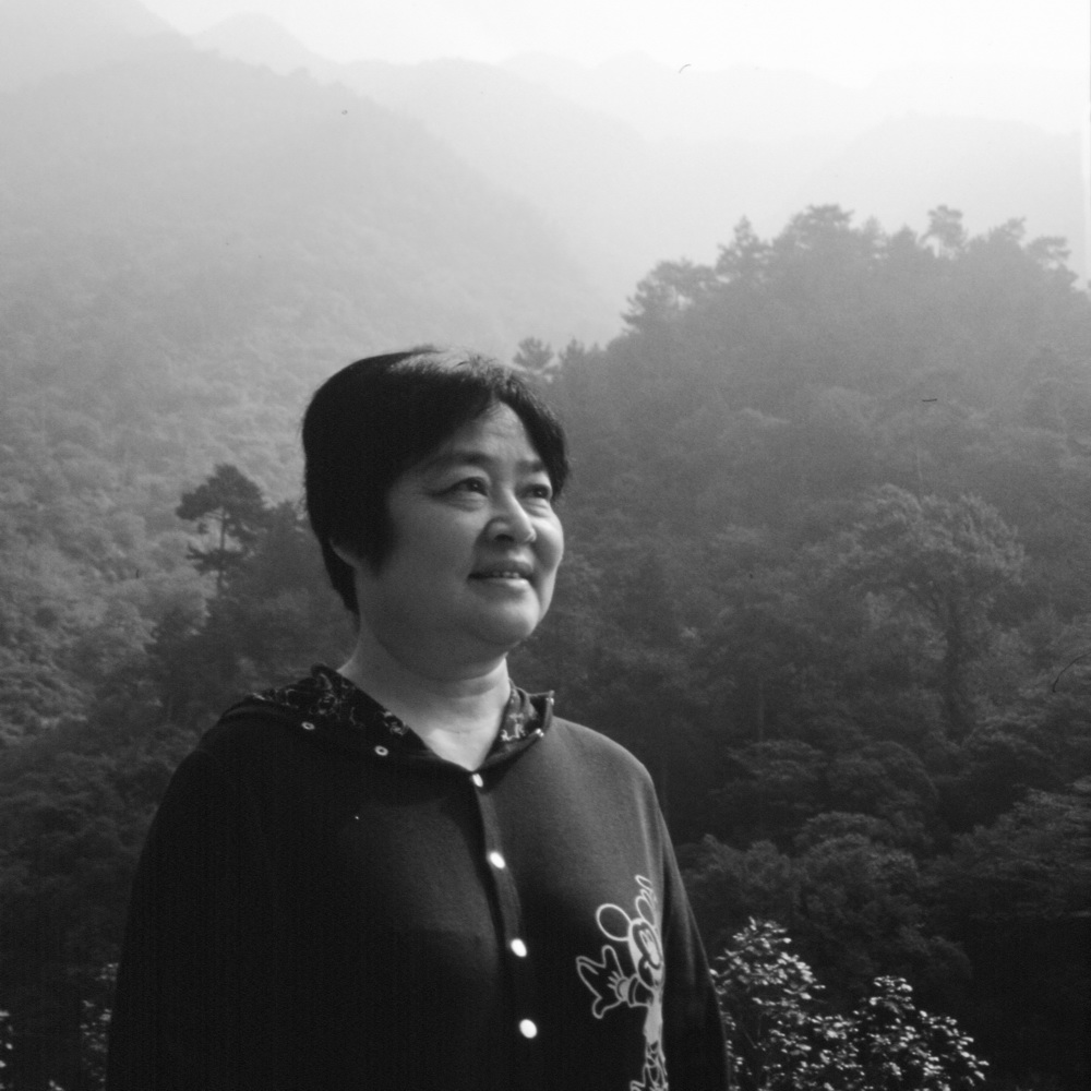 傅天琳（1946.1—），四川资中人，女诗人。重庆出版社少儿编辑室任编辑。代表作有诗集《绿色的音符》（获第一届“1979—1982”全国新诗二等奖），《在孩子和世界之间》等。
