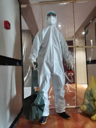 穿防护服的水电工