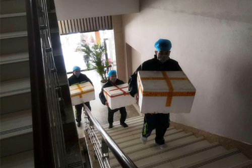 观察点工作人员在为隔离人员搬运饭菜