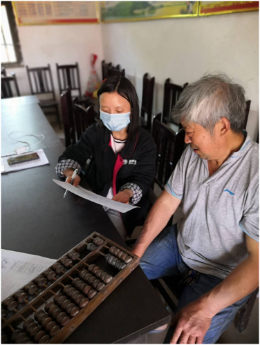 帮助贫困户核算收入，共同克服疫情影响